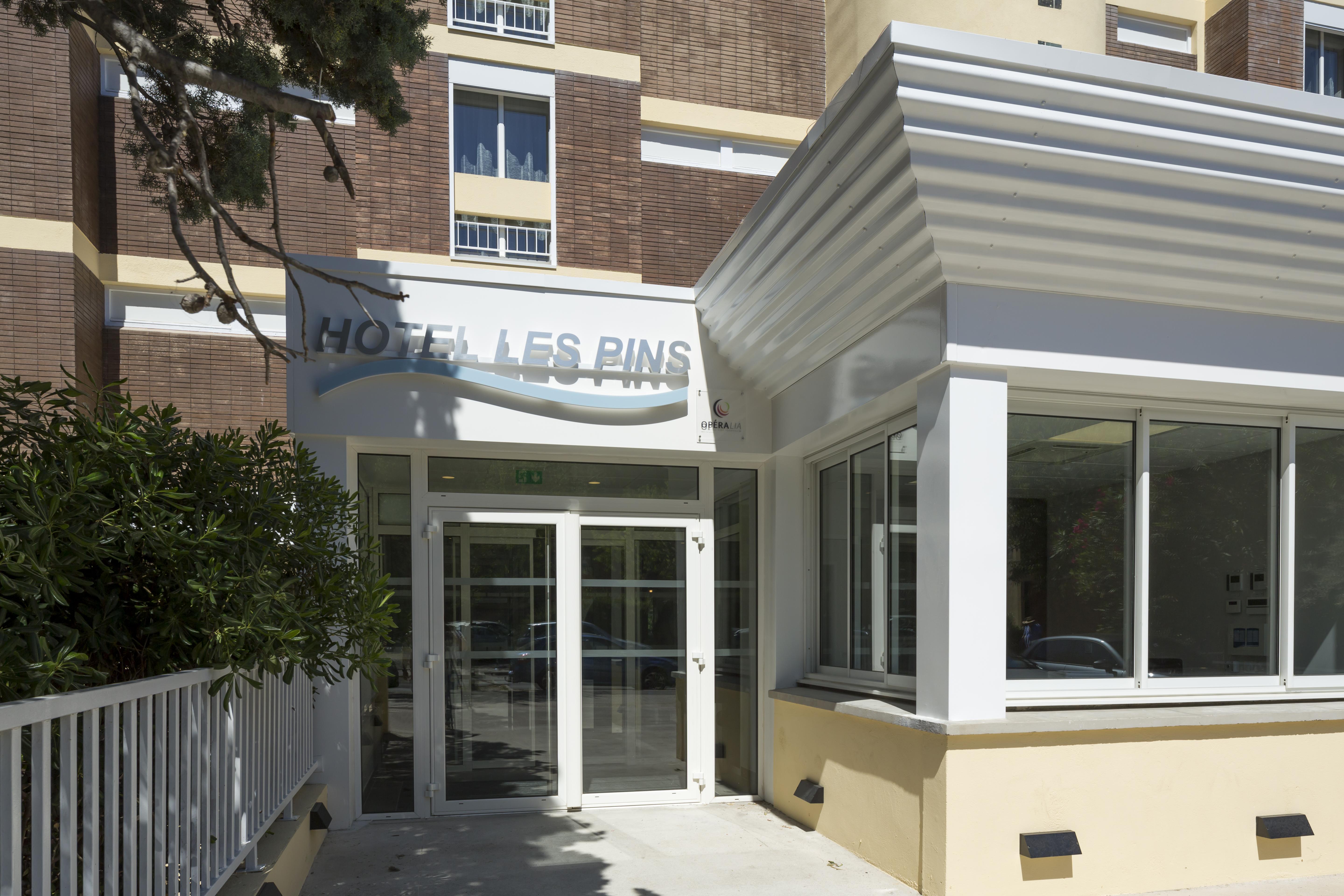 Logis Hotel Les Pins - Operalia Баларук-ле-Бен Экстерьер фото