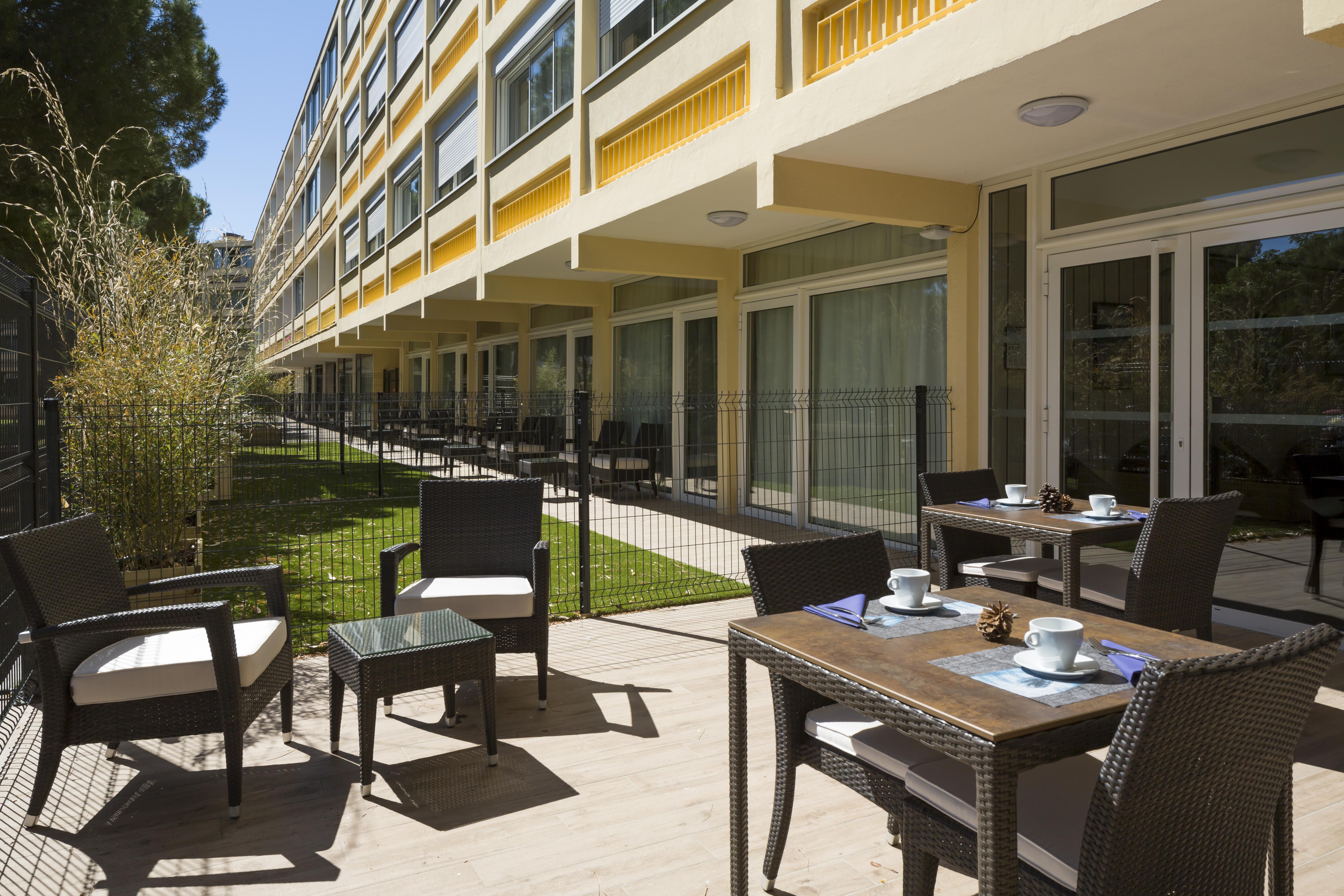 Logis Hotel Les Pins - Operalia Баларук-ле-Бен Экстерьер фото